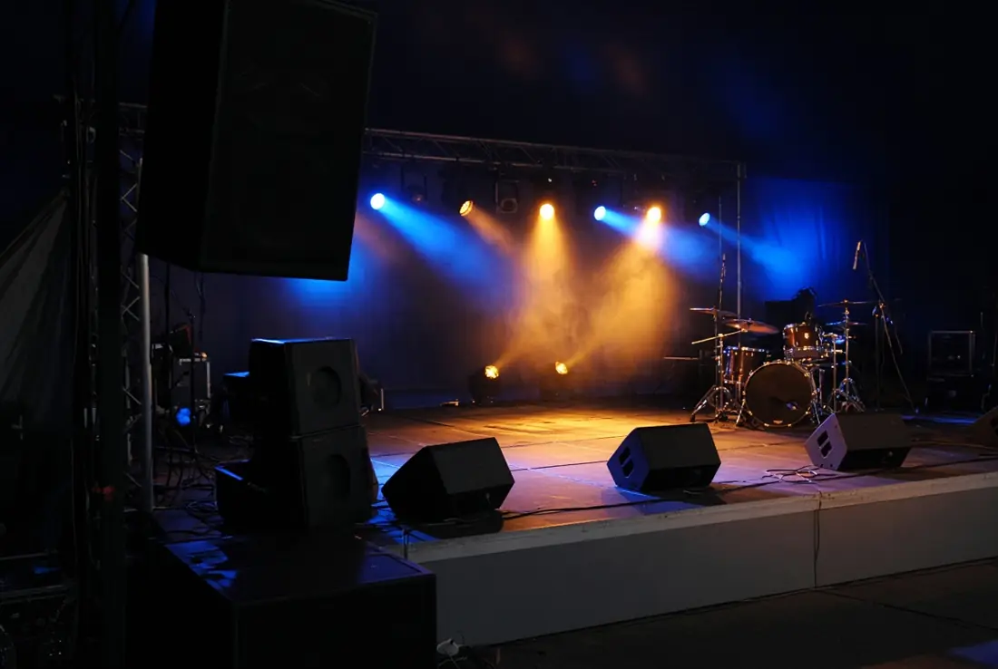 Escenario con sistema de directo e iluminación