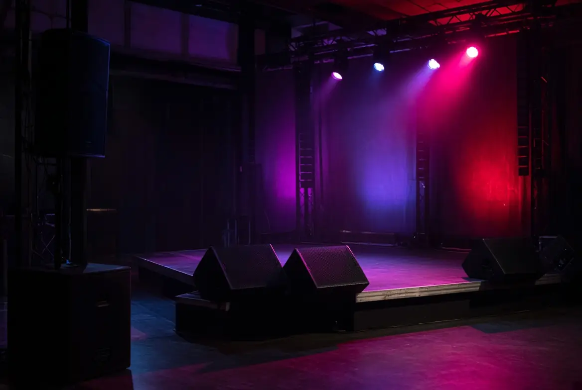 Equipo de sonido y escenario preparados para un evento de música en directo